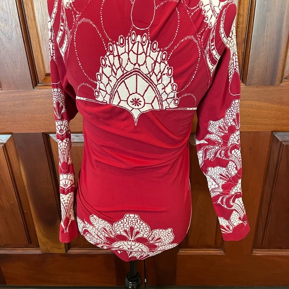 Athleta Tattoo Twist Long Sleeve Stretchy Knit Red White Top Sz Medium - Picture 5 of 9